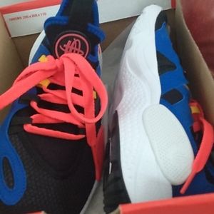 Nike shoes,comes with box